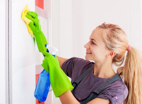 Deep cleaning service for a KT2 home kitchen